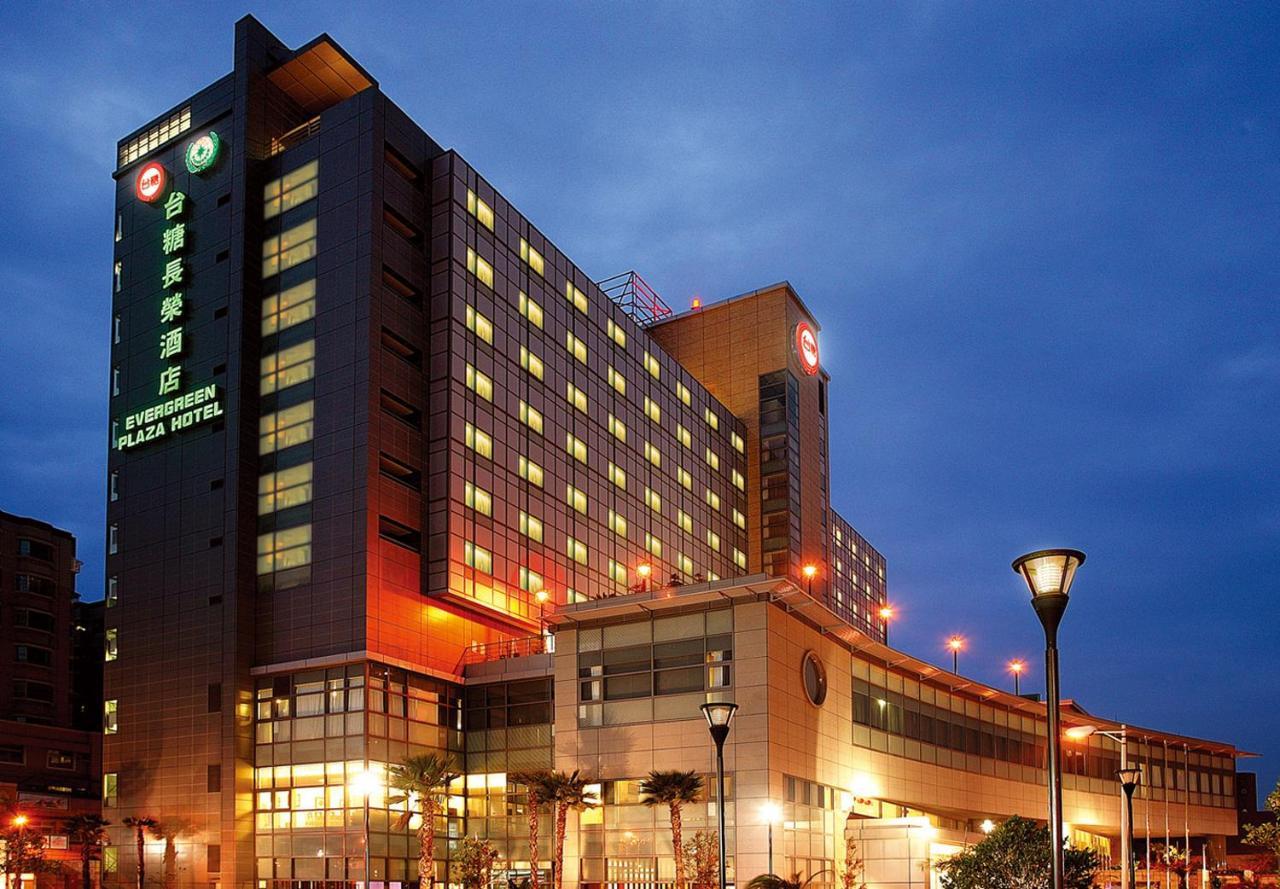 Evergreen Plaza Hotel - Tchaj-nan Exteriér fotografie The hotel at night