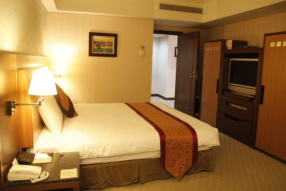 Evergreen Plaza Hotel - Tchaj-nan Exteriér fotografie A bedroom in a hotel
