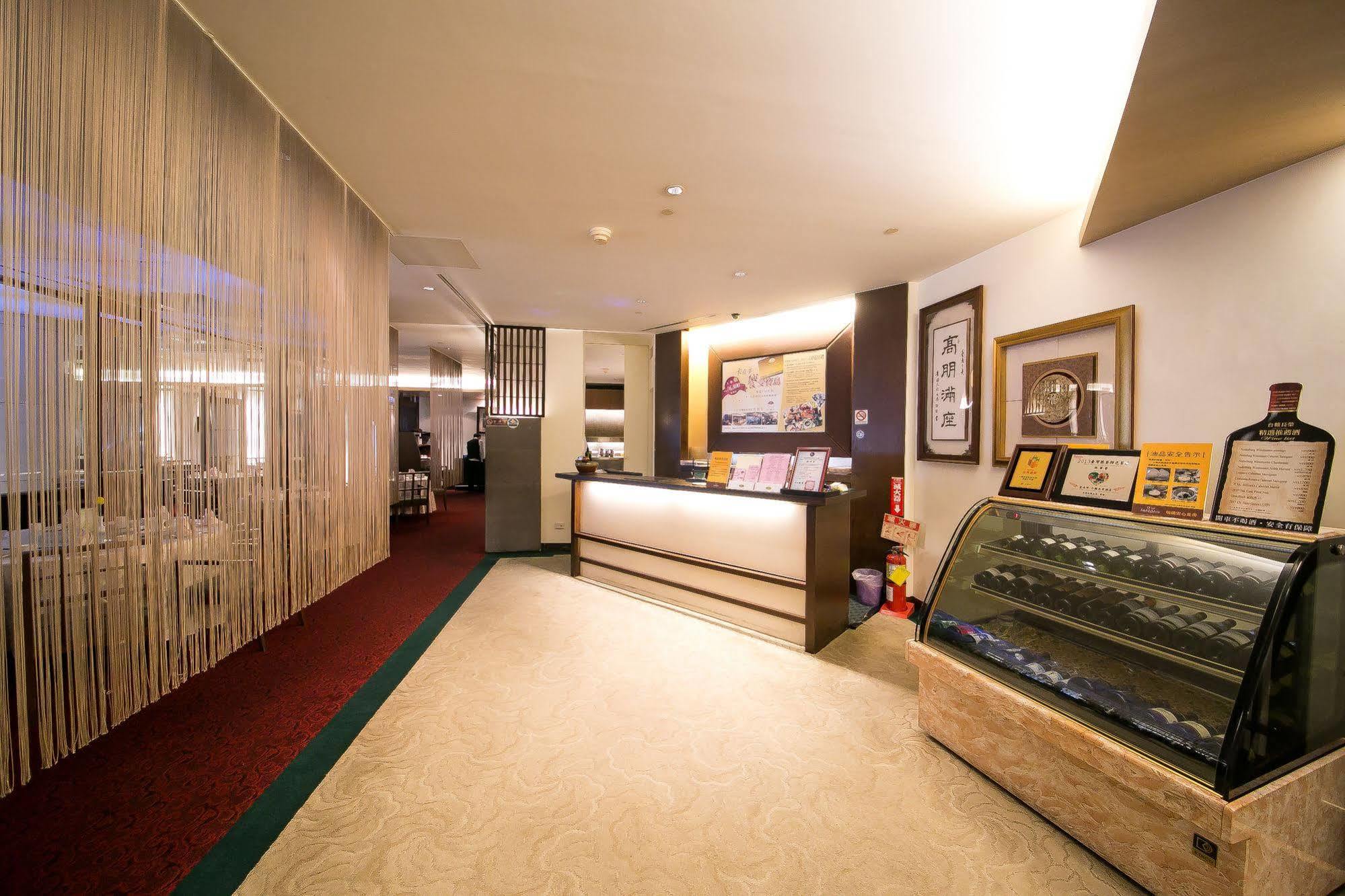 Evergreen Plaza Hotel - Tchaj-nan Exteriér fotografie The interior of the lounge